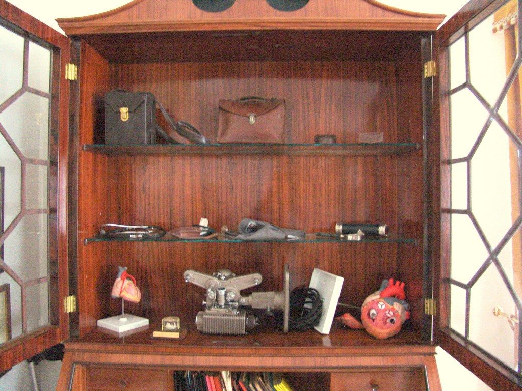 09 -A cabinet containing his instruments (Copia).JPG